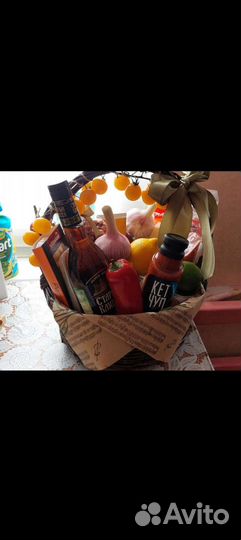 Корзина с фруктами, вкусняшками