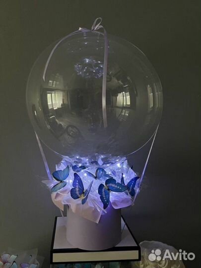 Светящейся букет из бабочек в коробке с шаром