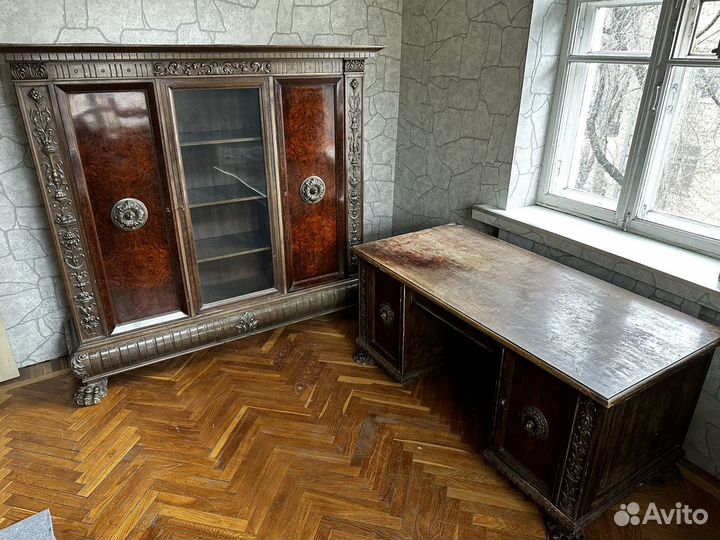 Немецкий антикварный книжный шкаф и стол