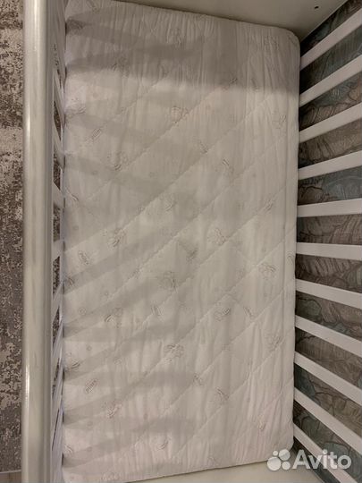 Детская кроватка с маятником и ящиком