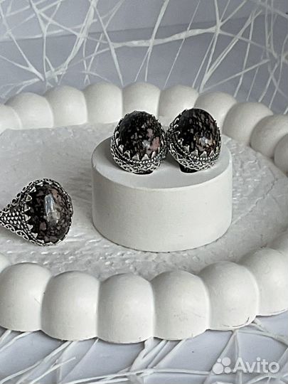 Серьги и кольцо с родонитом