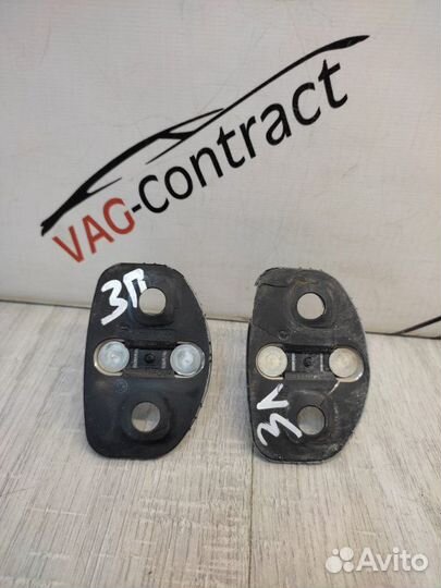 Ответная часть замка двери задняя Skoda Octavia A5