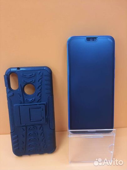 3) Телефон Huawei P20 lite