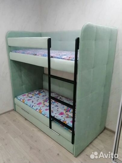 Мягкая двухъярусная кровать Бондо