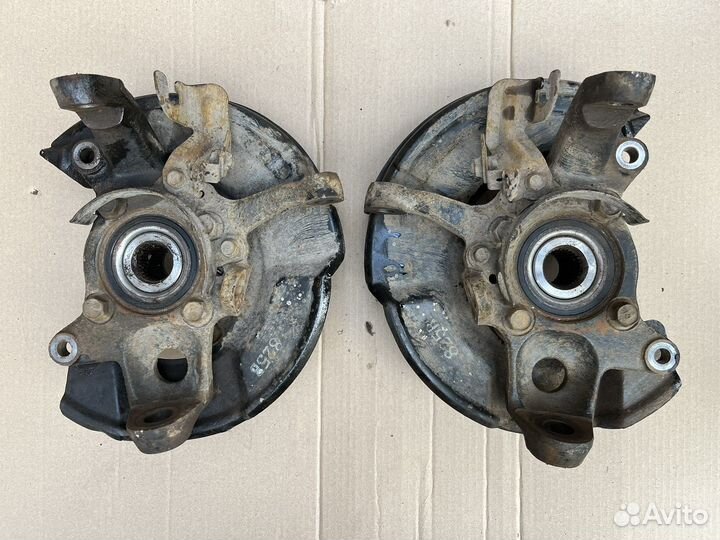 Кулак повортный б/у Паджеро 3 Mitsubishi Pajero 3