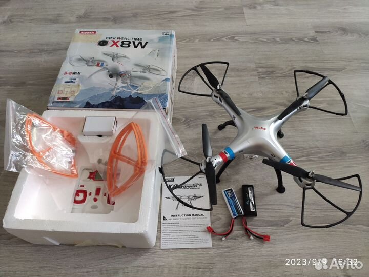 Квадрокоптер Syma X8W с камерой + 2 новые батареи