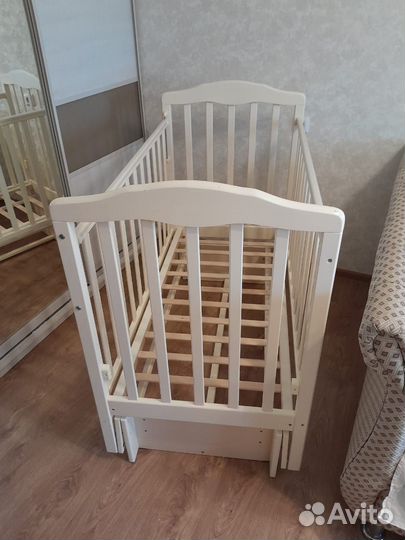 Детская кроватка с продольным маятником