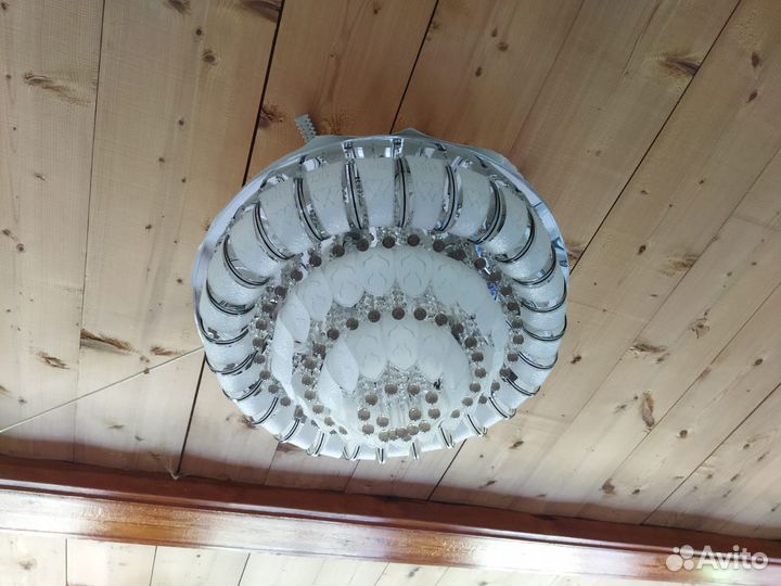 2 большие потолочные люстры