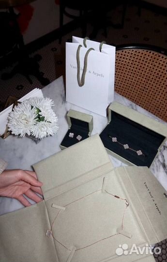 Браслет Van Cleef с перламутровыми мотивами