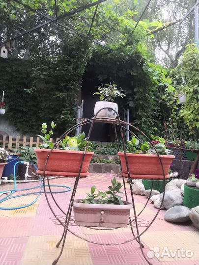 Подставка для цветов металлическая