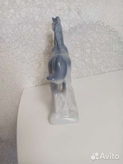 Фарфоровая статуэтка 