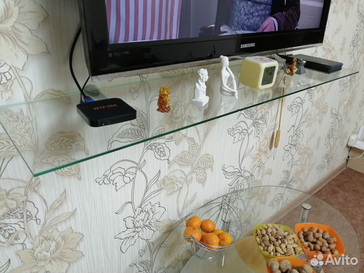 Полка стеклянная под телевизор
