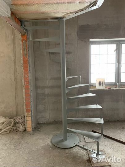 Винтовая лестница с ограждением и перилами