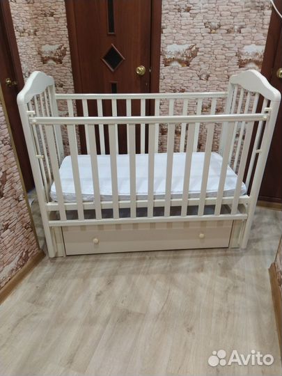 Детская кроватка с матрасом