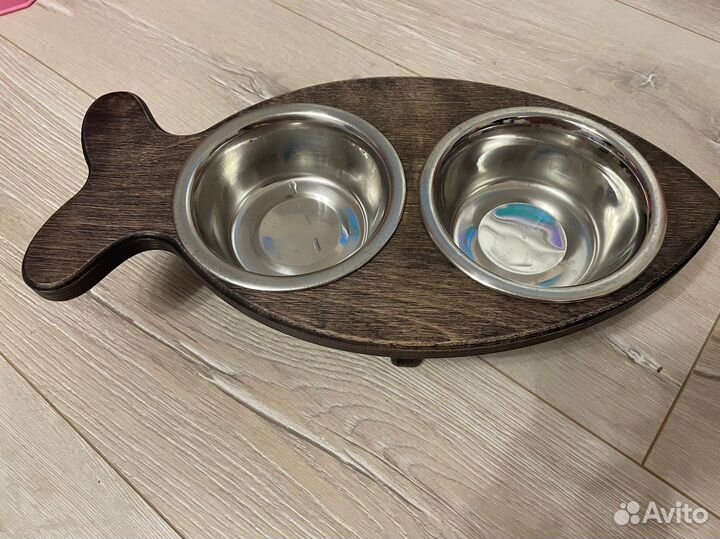 Миска на деревянной подставке