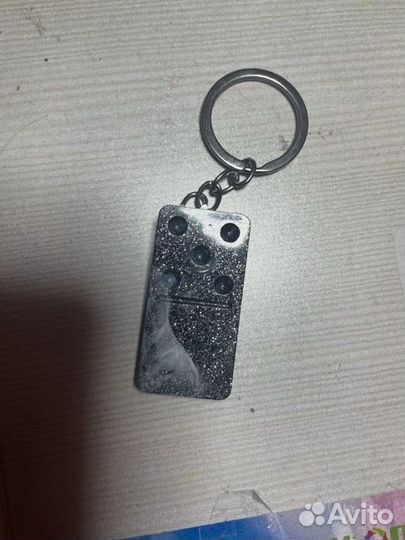 Брелок ручной работы из эпоксидной смолы