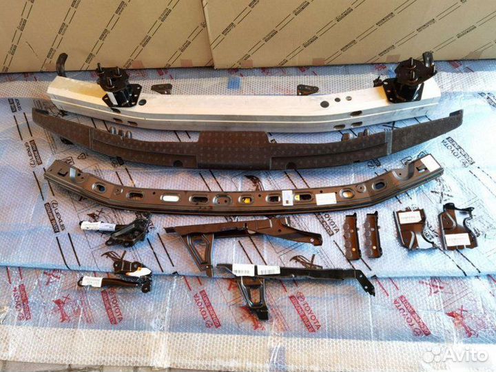 Усилитель бампера передний Toyota Land Cruiser 200