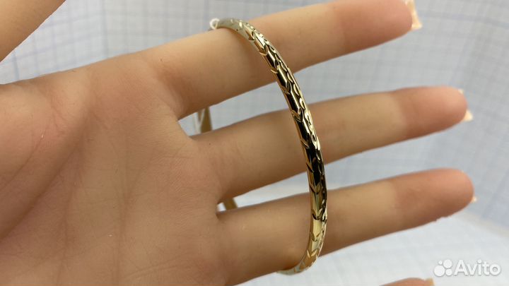 Жесткий золотой браслет 18 желтое