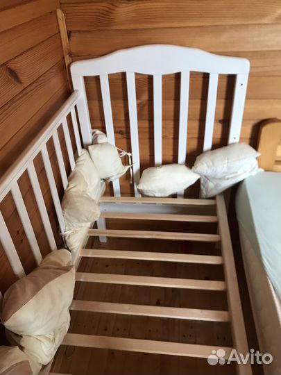 Детская кроватка с маятником