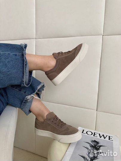 Кроссовки жеснские