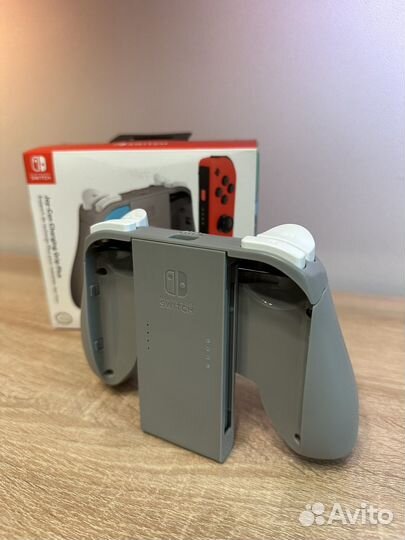 Подзаряжающий держатель Joy-Con Charging Grip