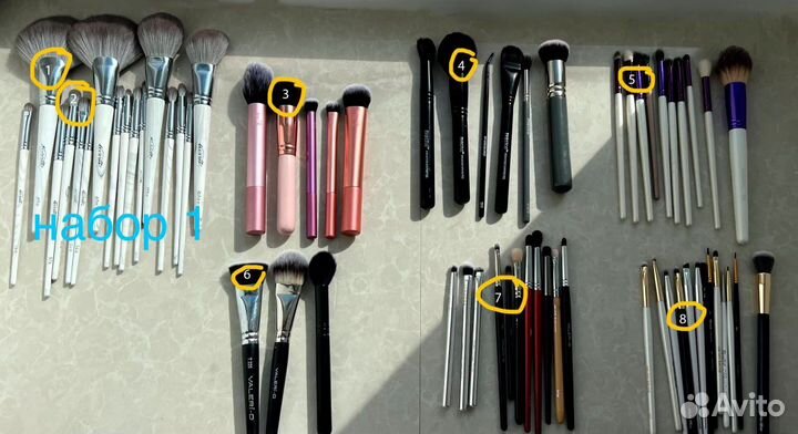 Палетки теней, кисти для макияжа, сумка стилиста