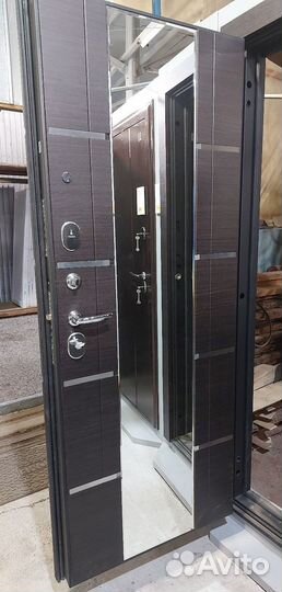 Дверь входная металлическая с зеркалом