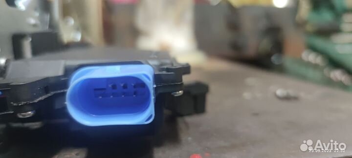 Замок задней правой двери touareg gp