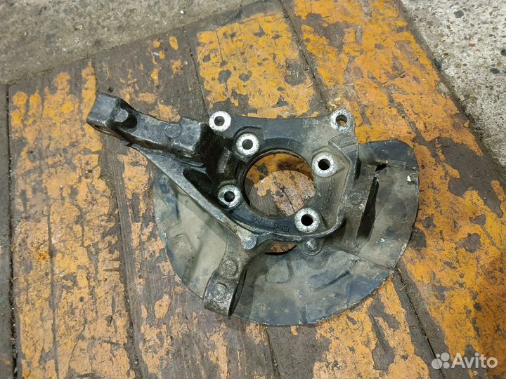 Кулак передний левый Volvo s60,s80,xc70,v70 2001+