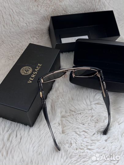 Солнцезащитные очки versace