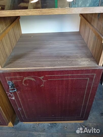 Зеркало с большой тумбочкой и двумя прикроватными