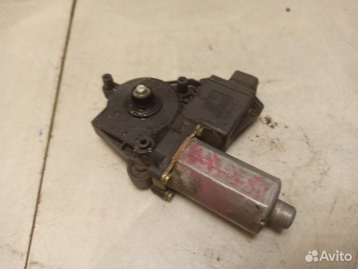 Моторчик заднего правого стеклоподъемника