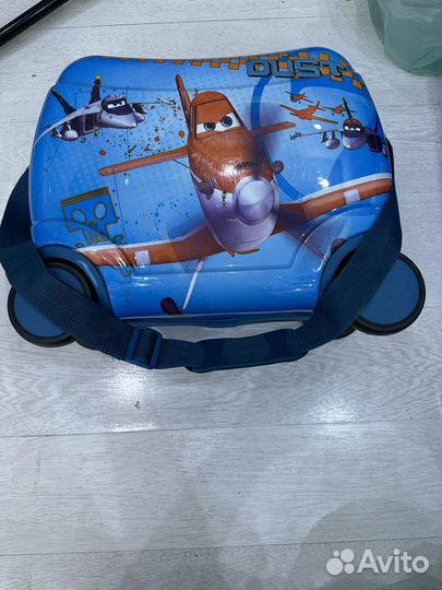 Детский чемодан на колесиках