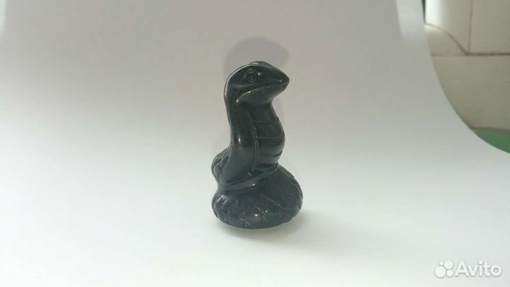 Змея кобра из камня маленькая