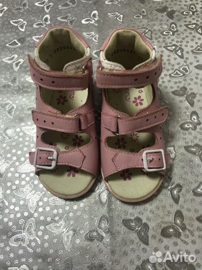 Сандалии для девочки новые