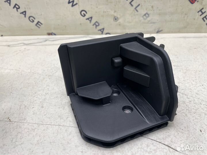 Кронштейн задней шторки правый Bmw G21