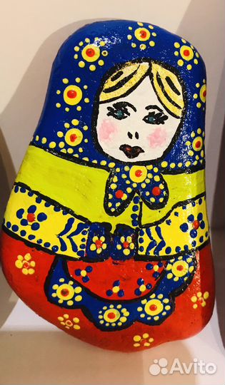 Матрешка на морском камне