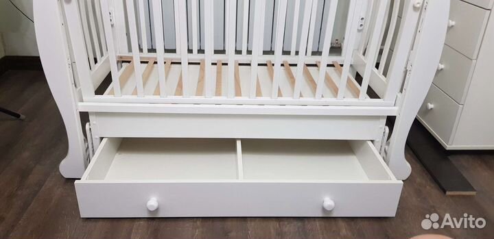 Детская кроватка с маятником и ящиком