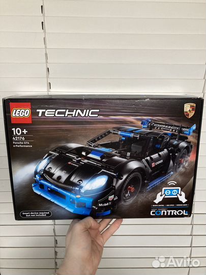 Машина Lego 42176 Technic Porshe GT4 e-Perfomance