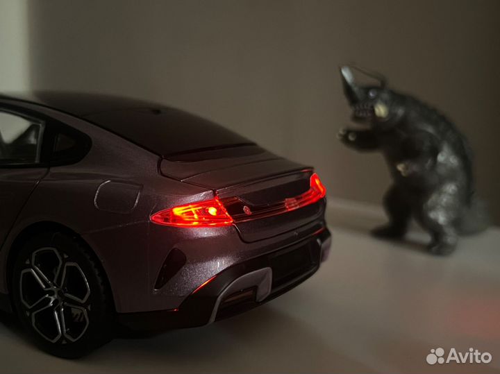 Xiaomi su7 1:24 открываются двери светятся фары