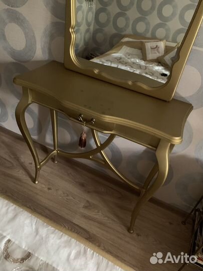Консольный стол с зеркалом