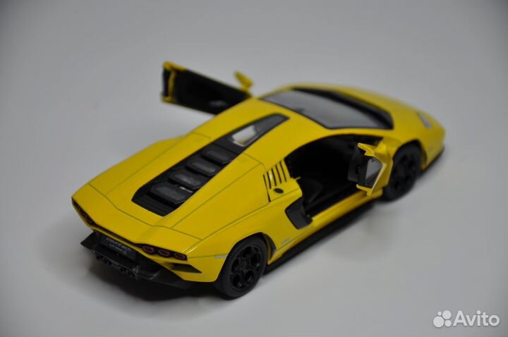 Модель автомобиля Lamborghini Countach LPI металл