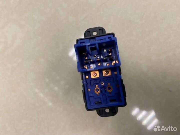 Кнопка стеклоподъемника задняя Kia Cerato 3 седан