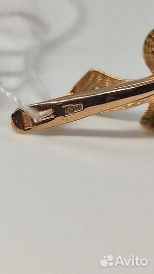 Золотые серьги с бриллиантом