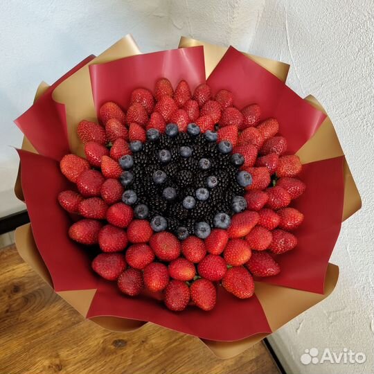 Съедобные букеты из клубники и сладостей