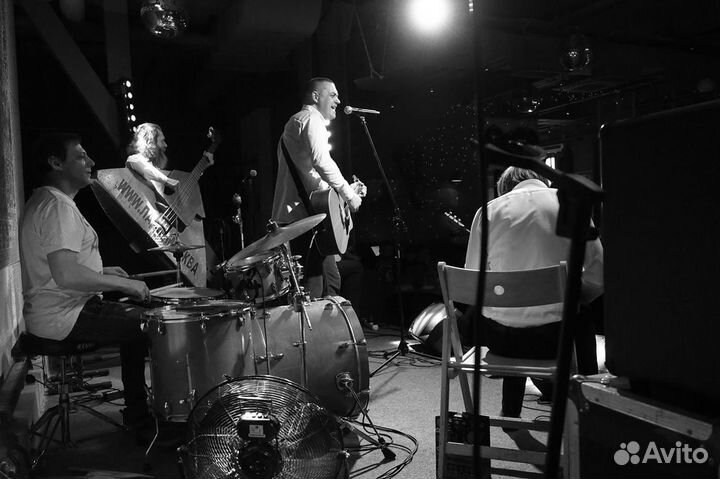 Гитарист певец на мероприятие