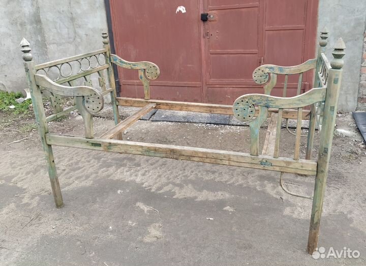 Старинная деревенская кровать