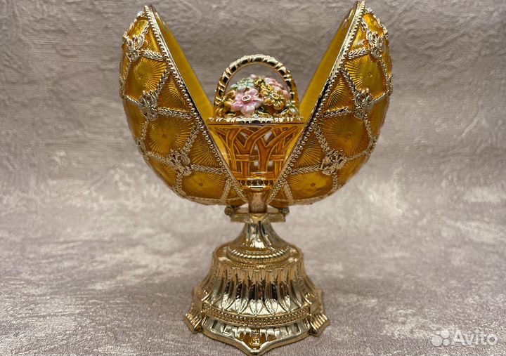 Яйцо Фаберже с корзиной цветов, золотое