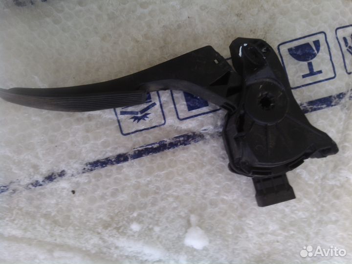 Опель Астра J -педаль газа