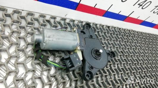 Моторчик стеклоподъемника переднего правого merced